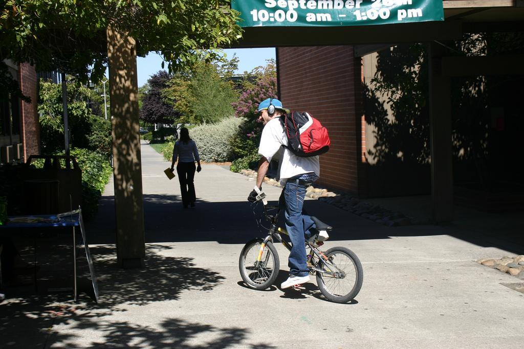 Thomas Glascock rides his bike to class (Pablo Caballero / DVC Inquirer)