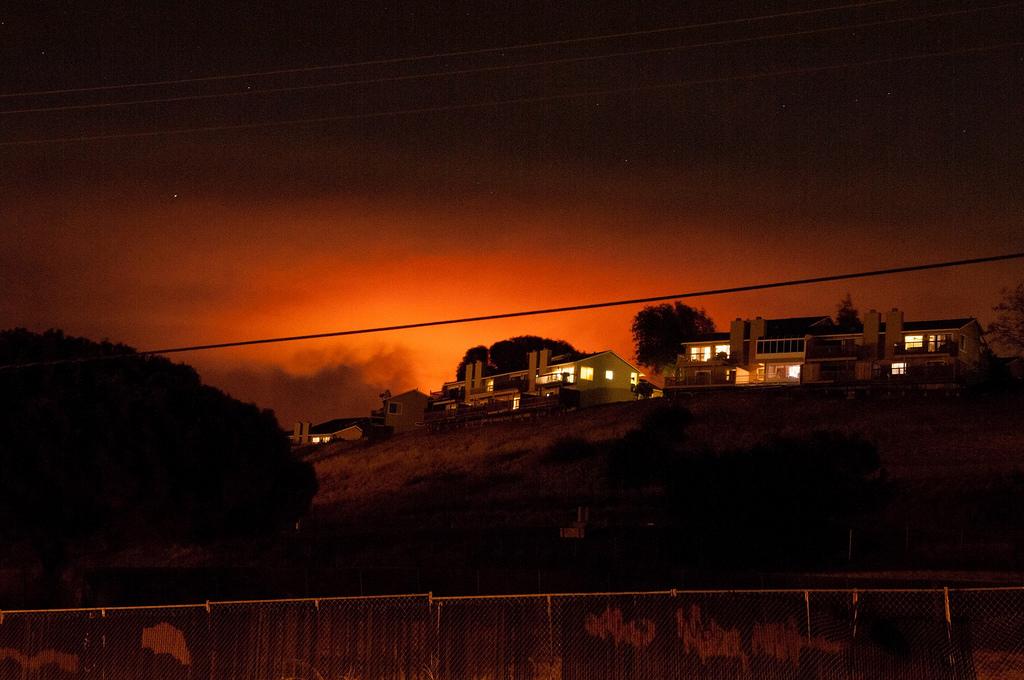The fire that ravaged Mt. Diablo could be seen from Bay Point on Sunday, Sept. 9, 2013. (Gustavo Vasquez/The
Inquirer)