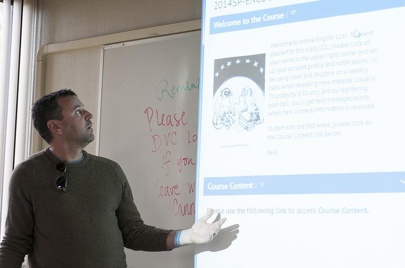 Intructional technology coordinator Neal Skapura demonstrates to instructors how to use D2L on Jan. 27, 2014. The recent push to D2L has made instructors learn how to use the new program (Gustavo Vasquez).