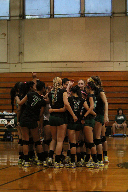 The+Diablo+Volleyball+team+huddles+between+the+first+and+second+at+DVC+in+Pleasant+Hill%2C+Calif.+on+Friday%2C+Oct.+16%2C+2015.+The+Vikings+lost+3-0.