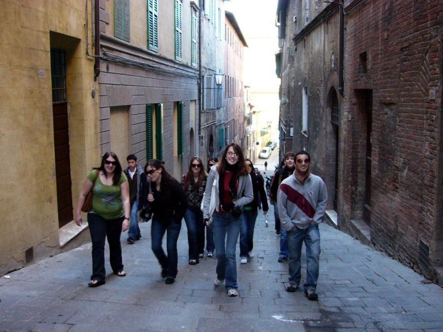 Students walking through the narrow streets of Siena on a day trip
Photo by: Caroline Seefer