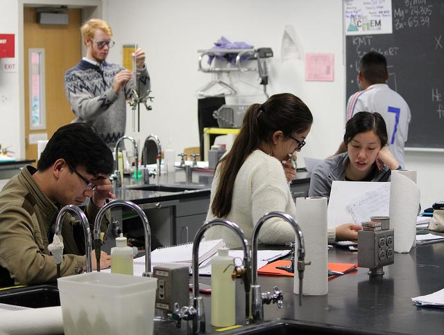 From left to right, students Quan Hoang, Whitman Hall, Mercedeh Yazdani and Siobhan Sher finish their chemistry lab in the Physical Science Building. Non-science majors will be able to take chemistry 106 and chemistry 107 in approaching semesters. Alberto Chang / The Inquirer