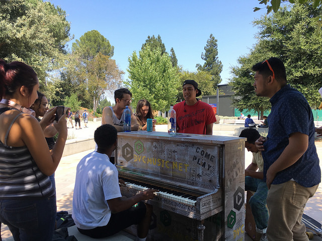 Students+gather+around+the+piano+in+The+Commons+in+Pleasant+HIll+on+August+17.