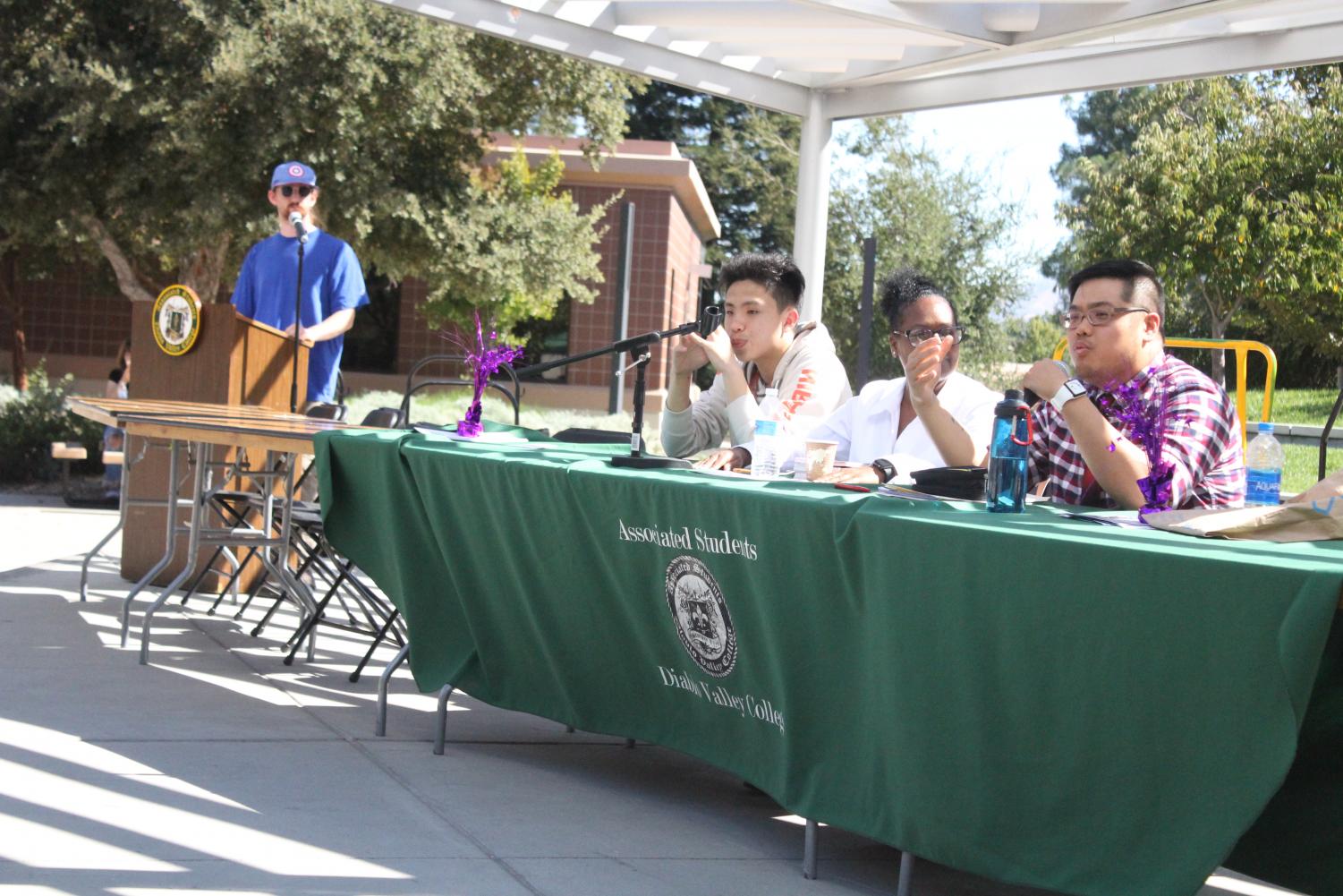 Chi Lo speaks at the ASDVC election forum on Oct. 8 at the first session. (Isabel Villalobos/The Inquirer)