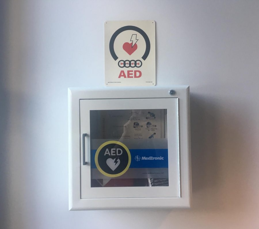 An+AED+kit+located+in+the+Advanced+Technology+building.+Photo+was+taken+on+Nov.+7+2018.+%28Emma+Hall%2FThe+Inquirer%29.+