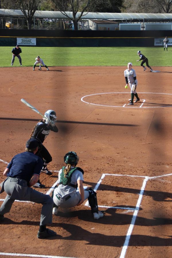 DVC’s starting pitcher Summer Throne pitches to Ohlone on Feb. 19 (Samantha Laurey/Inquirer).