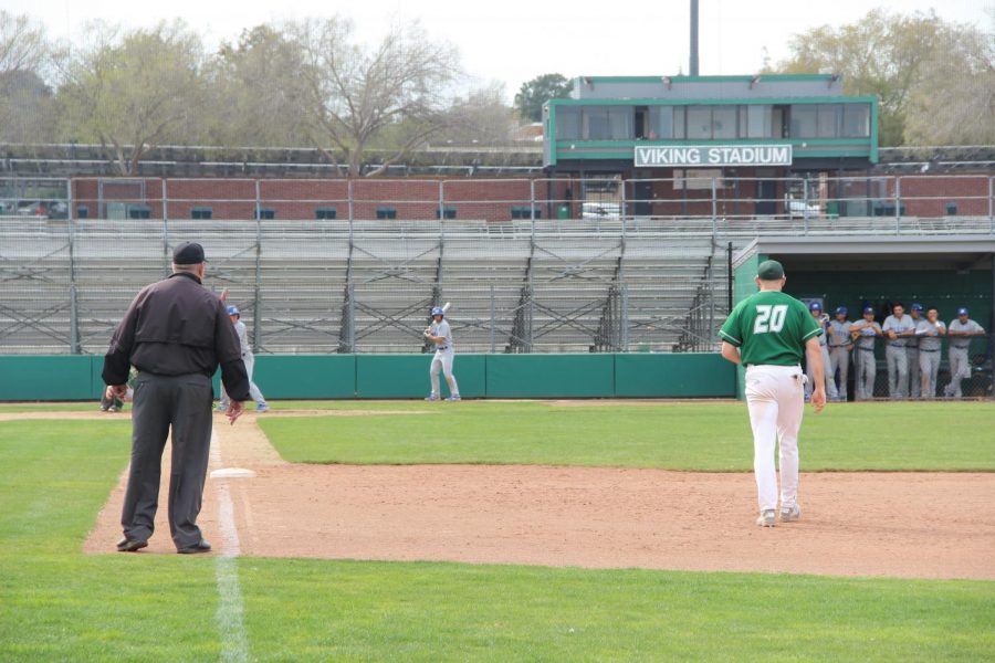 First baseman Dante Peretti playing defense in the game against the Modesto Pirates on March 19, 2019. The Vikings lost 7-1. (Alex Martin/The Inquirer)