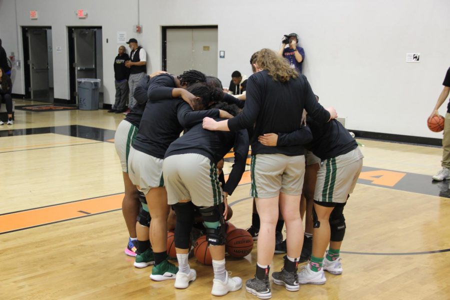 The Vikings huddle  before their game against the Ventura Pirates in Ventura, CA, on March 15, 2019. The Vikings won 59-57. (Alex Martin/The Inquirer)