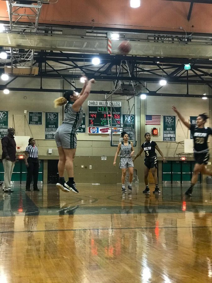 Nadia Johnson shooting at The Mustangs hoop (Anthony Perry/The Inquirer).